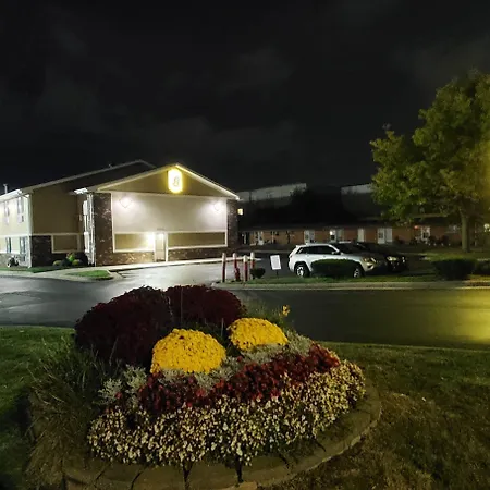Super 8 By Wyndham Sterling Heights/Detroit Area-2